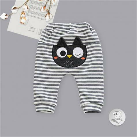 Verantwortung bayi laki-laki dan perempuan berdiri garis-garis telinga...