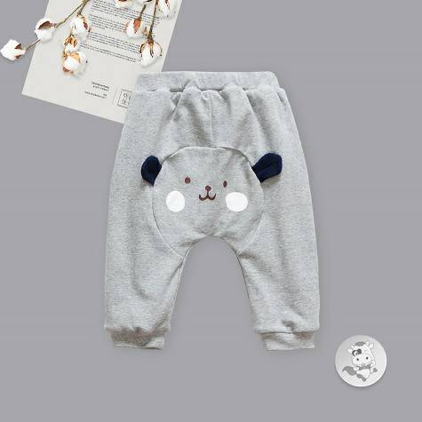 Verantwortung明徳は男女の赤ちゃんのかわいい立耳の子猫とダ...